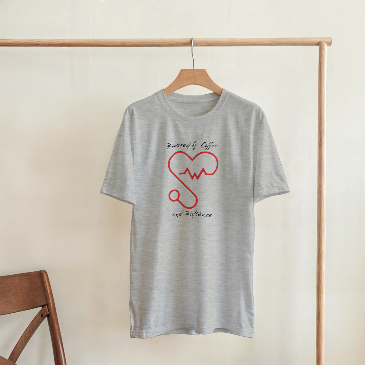 T-shirt girocollo Unisex " POWERED BY COFFEE AND PATIENCE "