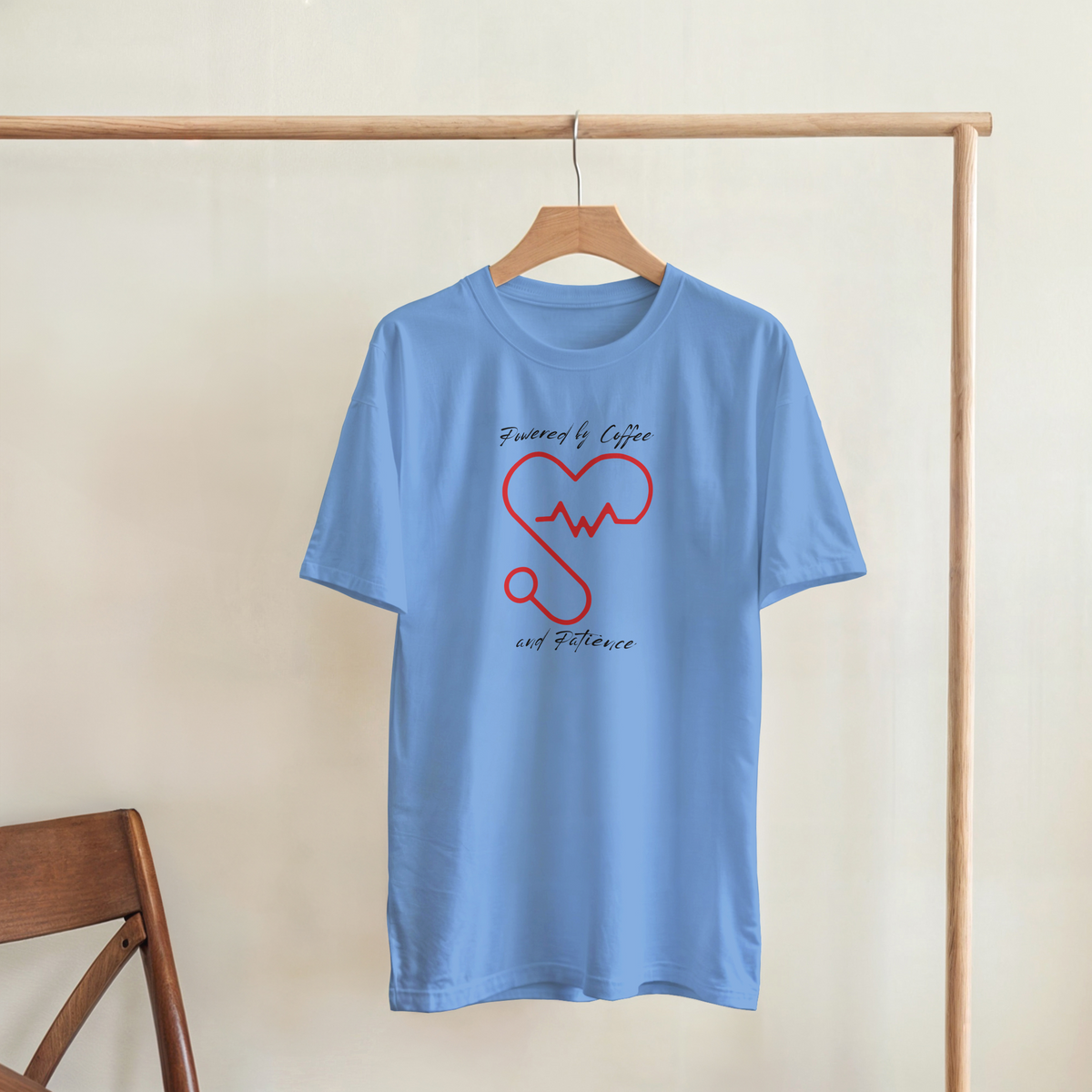 T-shirt girocollo Unisex " POWERED BY COFFEE AND PATIENCE "