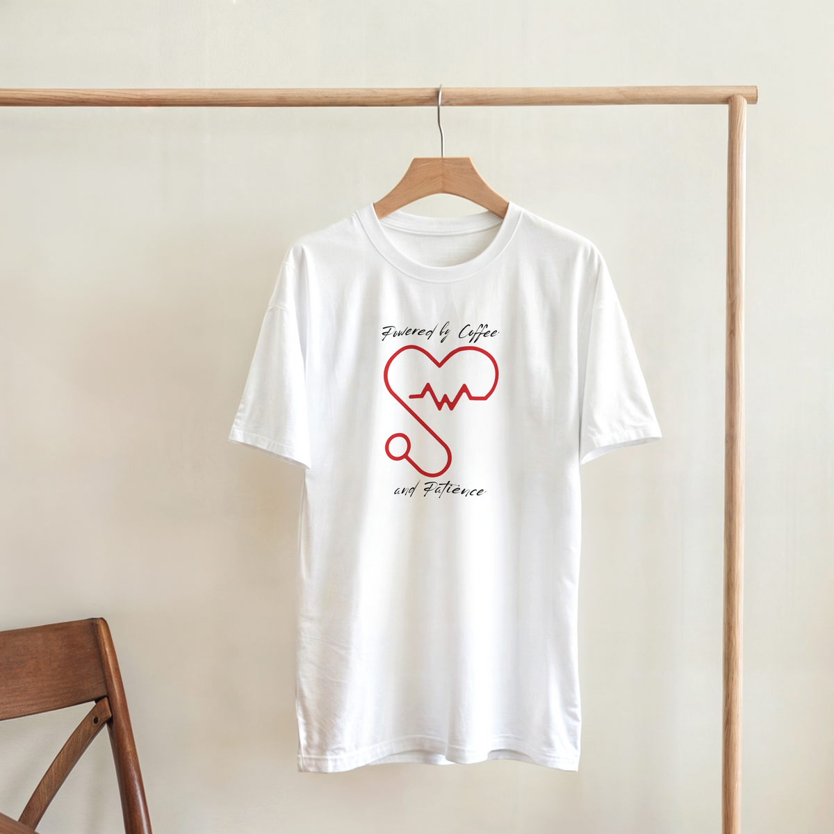 T-shirt girocollo Unisex " POWERED BY COFFEE AND PATIENCE "