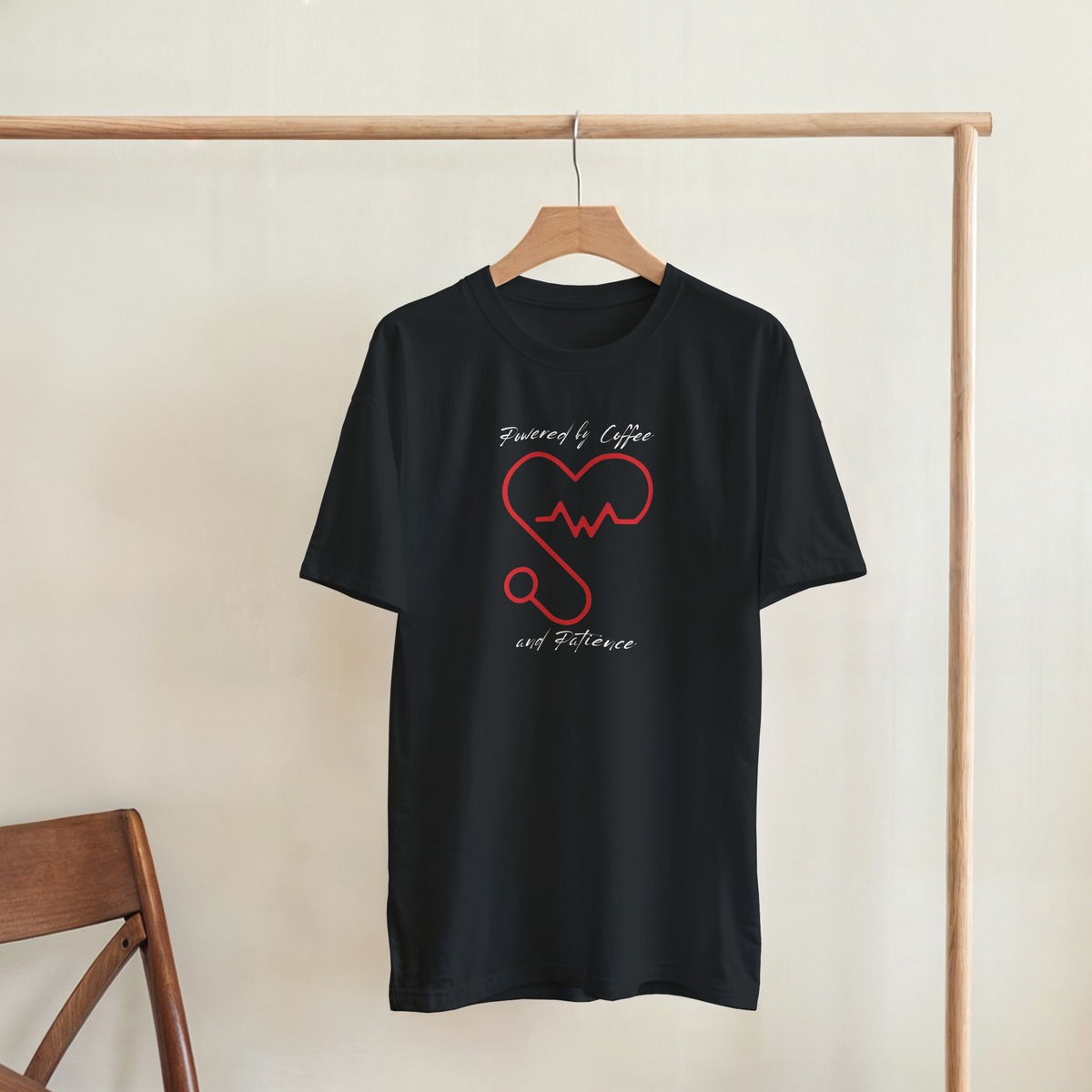 T-shirt girocollo Unisex " POWERED BY COFFEE AND PATIENCE "